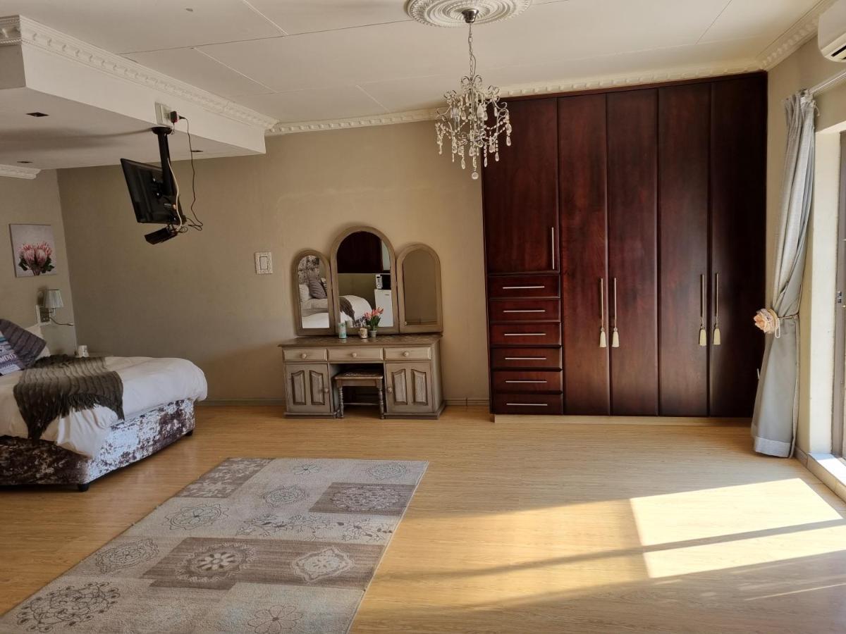 @Home Guest House Zeerust Экстерьер фото